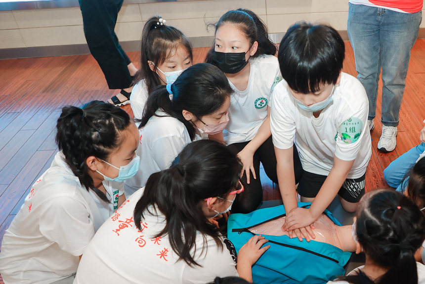 小朋友学习心肺复苏急救技能。武汉市中心医院供图