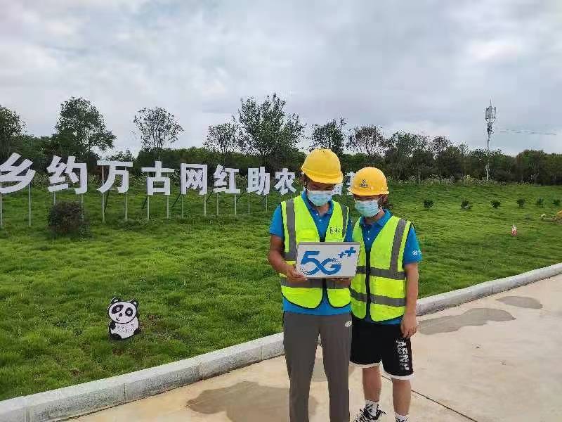 专业技术人员在沼山镇“乡约万古”抖音直播带货基地测试网络。