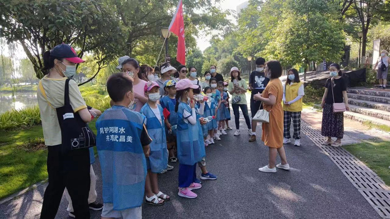，武汉市武昌区积玉桥街道组织开展““共享夏绿·共建碧水”沙湖公园自然探索及志愿服务活动。