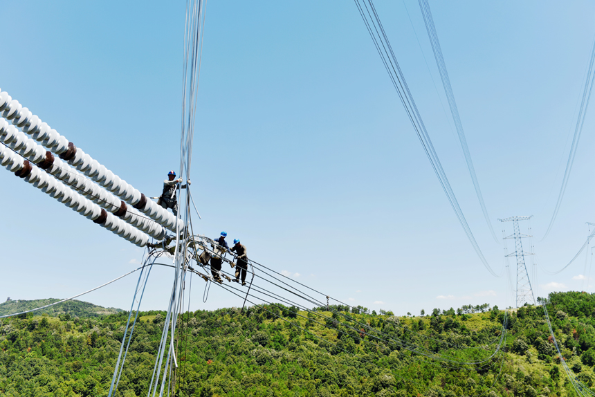 國網湖北送變電工程有限公司施工人員百米高空緊挂線作業。
