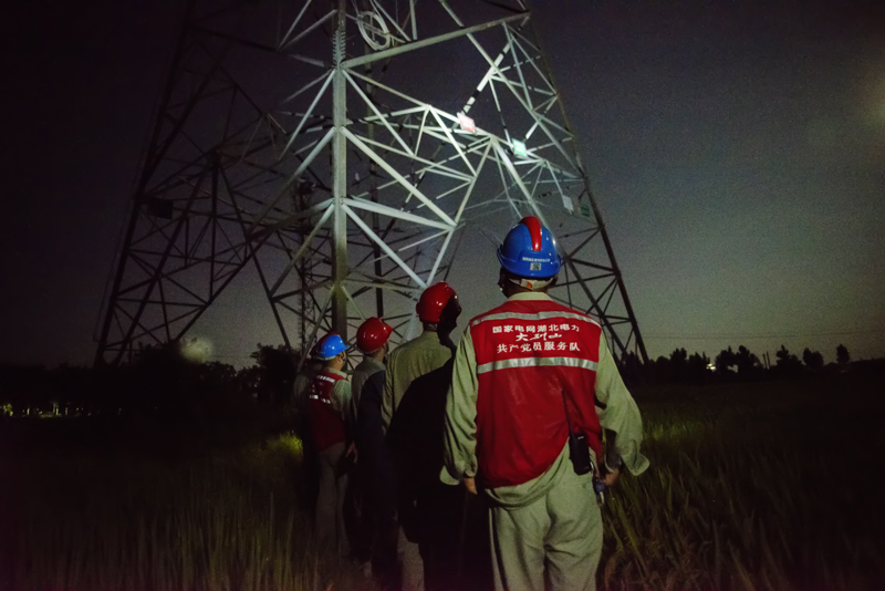 8月12日晚，大别山（麻城）共产党员服务队组织红领网格员巡视220千伏鄢狮一、二回输电线路。