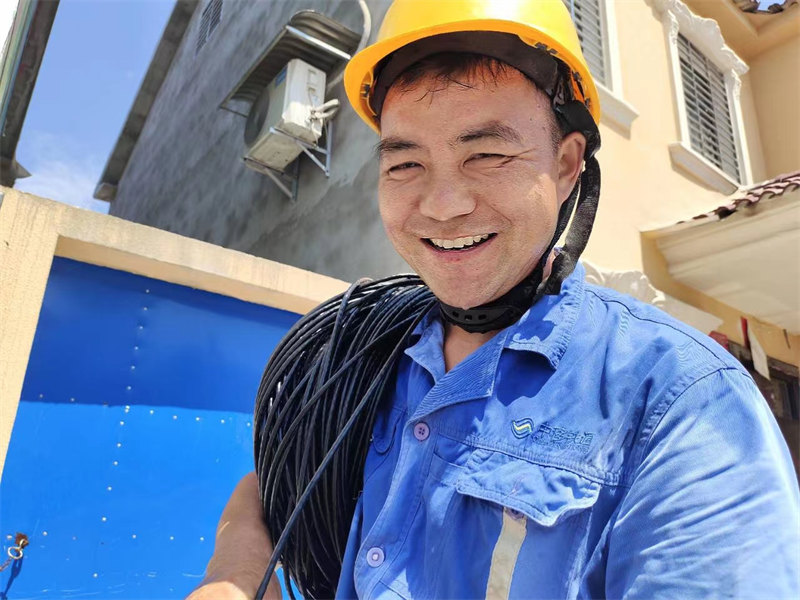 移动装机师傅顶着烈日为用户完成了宽带安装。