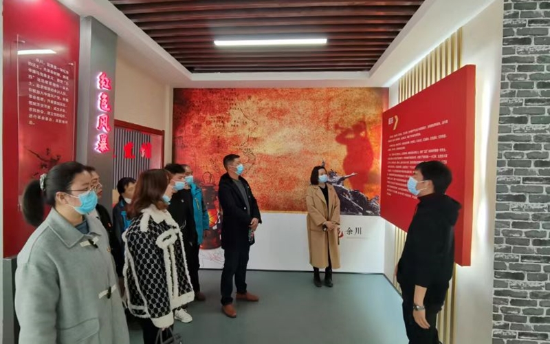黨員干部在干仕村紅色印記展覽館參觀