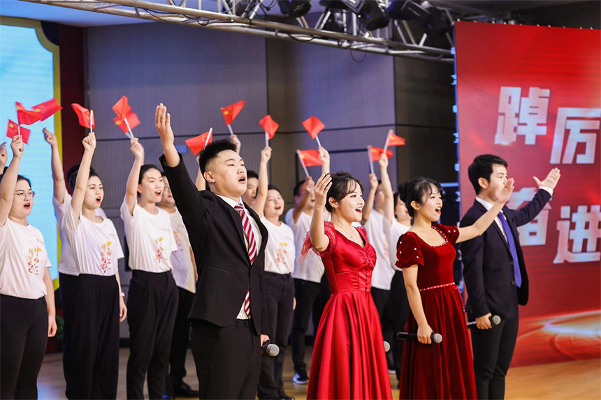 青年醫師代表合唱《祖國不會忘記》。 武漢市第一醫院供圖