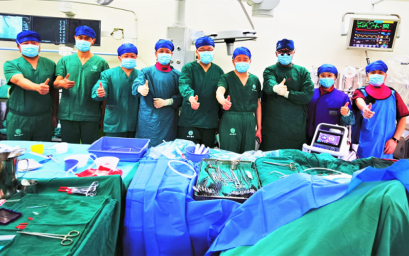 华中科技大学同济医学院附属协和医院心外科董念国教授团队完成微创体外人工心脏置入手术。