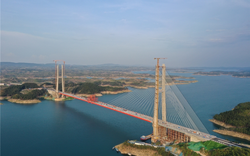 8月20日，即将合龙的丹江口水库特大桥雄姿。
