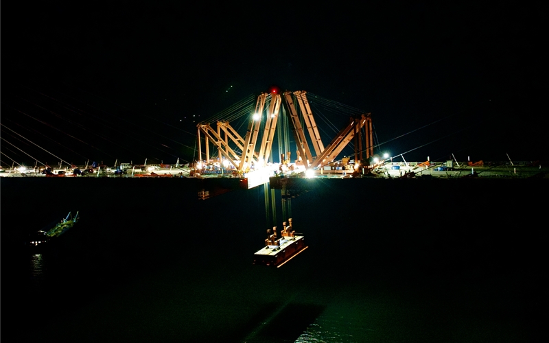 8月20日晚上，丹江口水库特大桥中间连接段正在吊装。