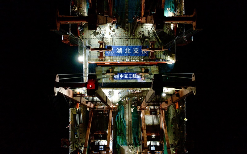 8月20日晚上8时48分，经过一个多小时吊装，丹江口水库特大桥顺利合龙。