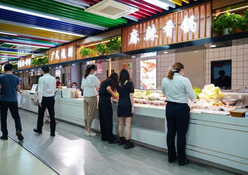 “白领食堂”方便浙商大厦企业职工就近就餐。