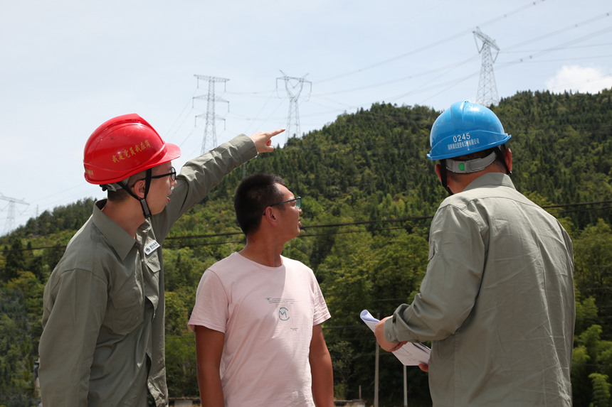 国网湖北送变电公司保电人员沿线开展保电宣传。邓鹏摄