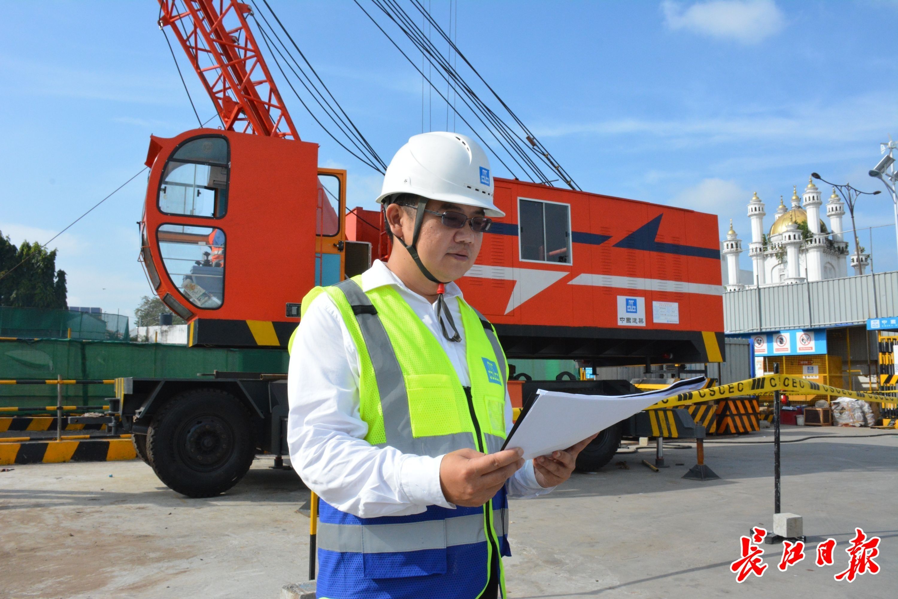 尹珩在斯里兰卡ODEL商场扩建工程项目施工现场。