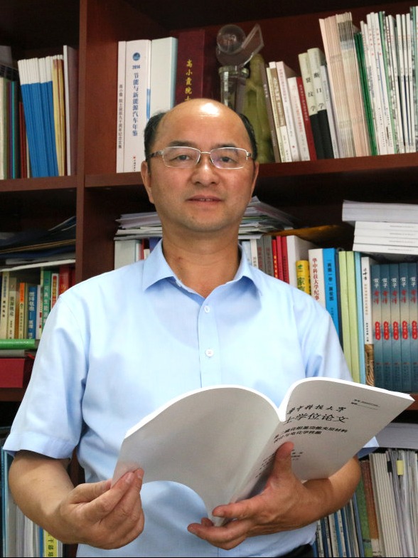 黄云辉教授在办公室。（图片由长江日报记者高勇处理）