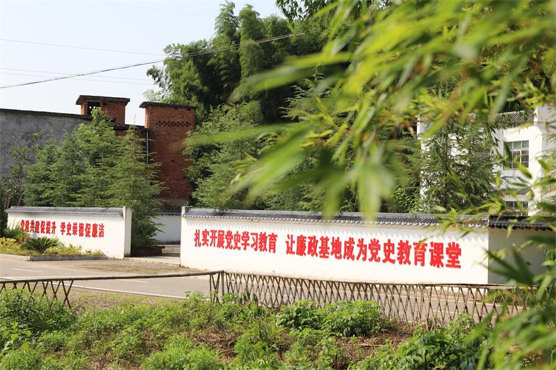 李汰新村“鄉廉路”上的廉政文化牆。