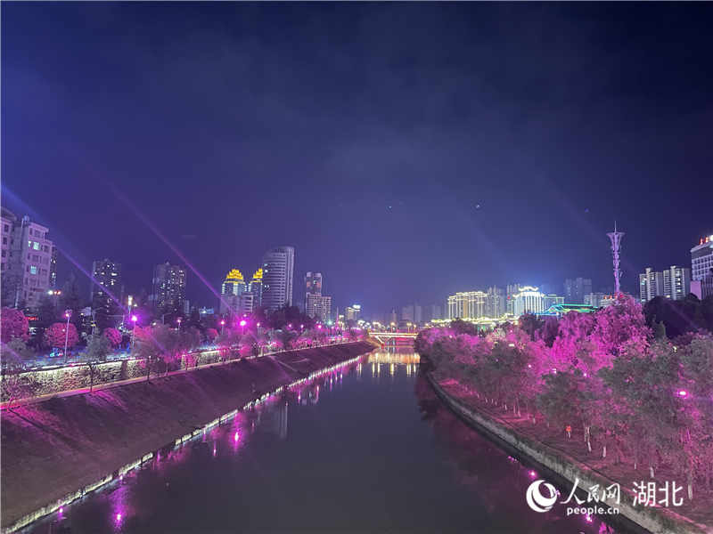 湖北省利川市濱江公園夜景。人民網 周恬攝