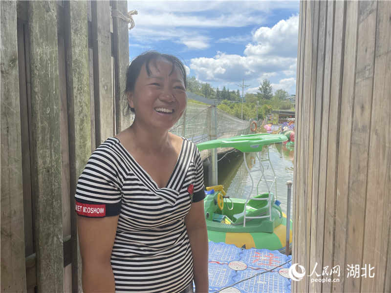 4.入股童話小鎮並經營水上碰碰船的趙美玲，談起利川避暑經濟帶來的紅利，笑得合不攏嘴。人民網 周恬攝