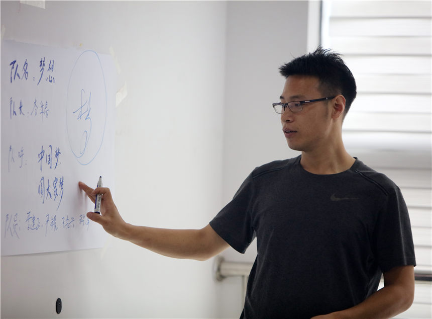 8月16日在武漢市湖北省華龍職業培訓學校退役士兵走上講台。