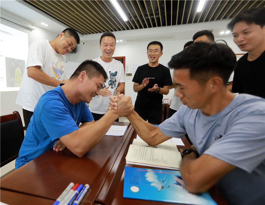 8月16日在武漢市湖北省華龍職業培訓學校新老退役士兵正在進行腕力較量。