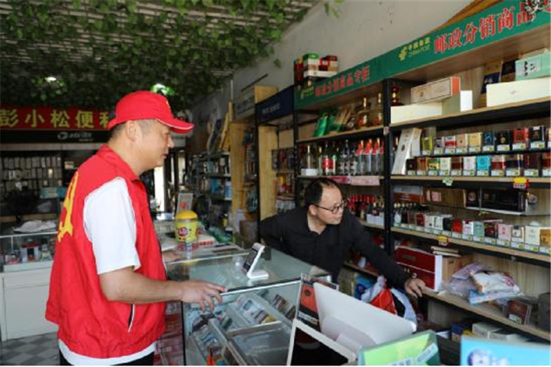 扶贫工作队指导彭小松店铺经营。