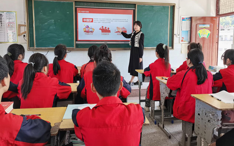 圖為鄖西縣河夾鎮初級中學組織開展“開學季”愛國主義教育。 王琛攝