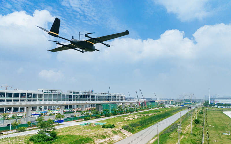 无人机在工业园区巡视10千伏架空线路。
