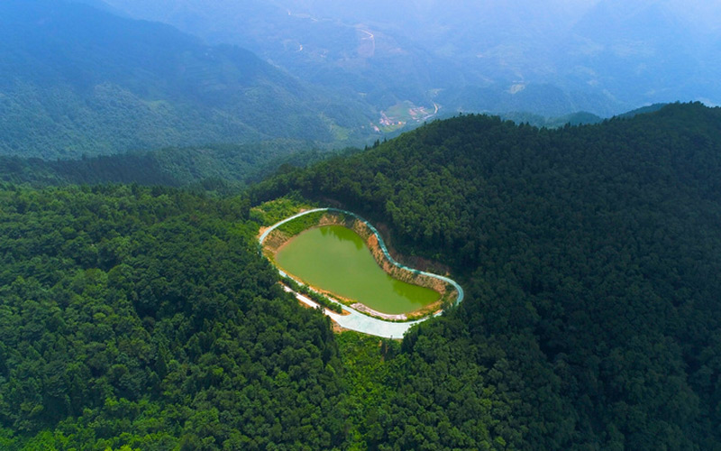 竹山县九华山林场“天鹅湖”。