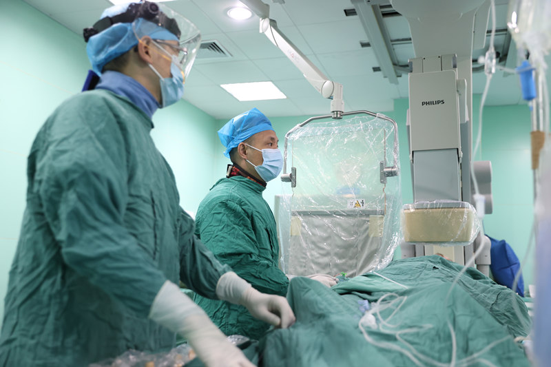 武汉市中心医院心血管内科专家为患者进行冲击波球囊联合药物球囊治疗。