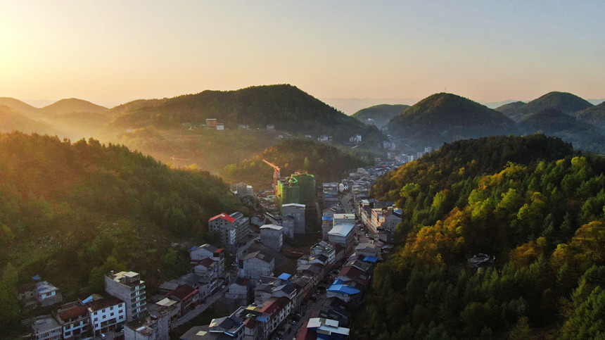 在日出晨光的映衬下，湖北省建始县花坪镇犹如一幅优美生态画卷。