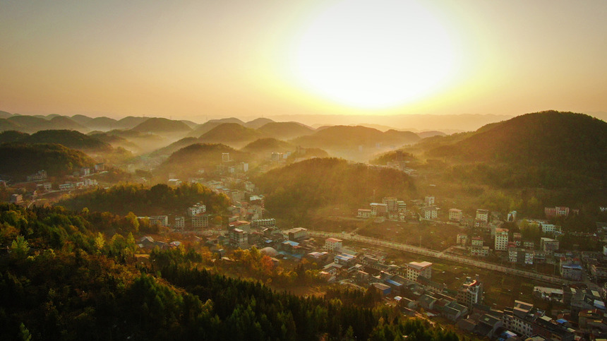 在日出晨光的映襯下，湖北省建始縣花坪鎮猶如一幅優美生態畫卷。