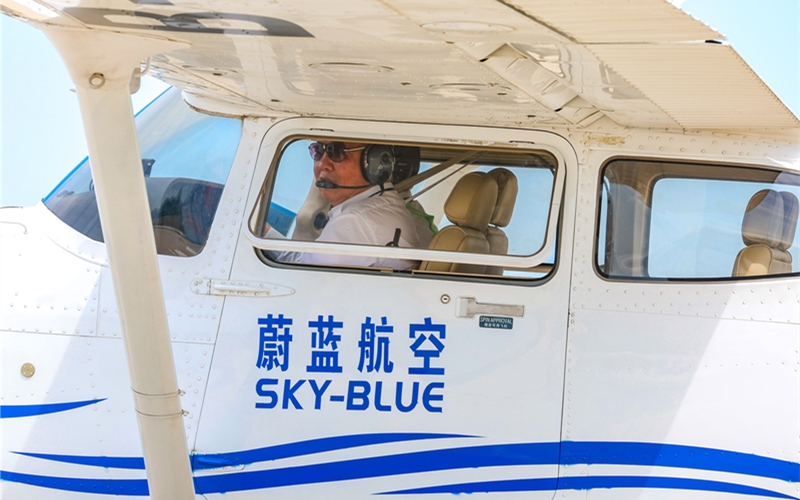 吴光辉驾驶驾驶赛斯纳C-172飞机准备滑出，即将起飞。