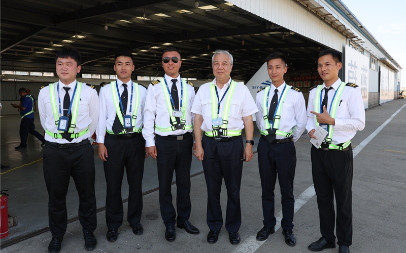 吴光辉（右三）与蔚蓝航空襄阳基地教员和学员合影。