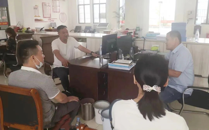 人才服務專班在梅川鎮李興泗村與村書記、企業負責人研究解決問題。