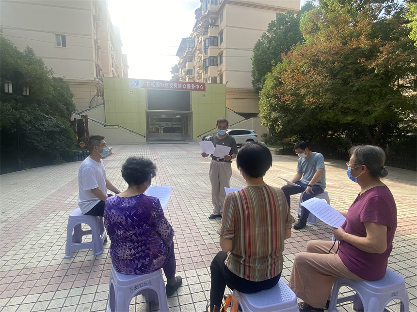 王英憲召集居民代表開展“廣場議事會”。