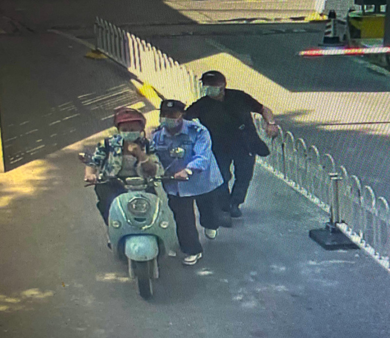 丁占国和张基广一前一后推着周女士赶往医院急诊科。武汉大学人民医院供图
