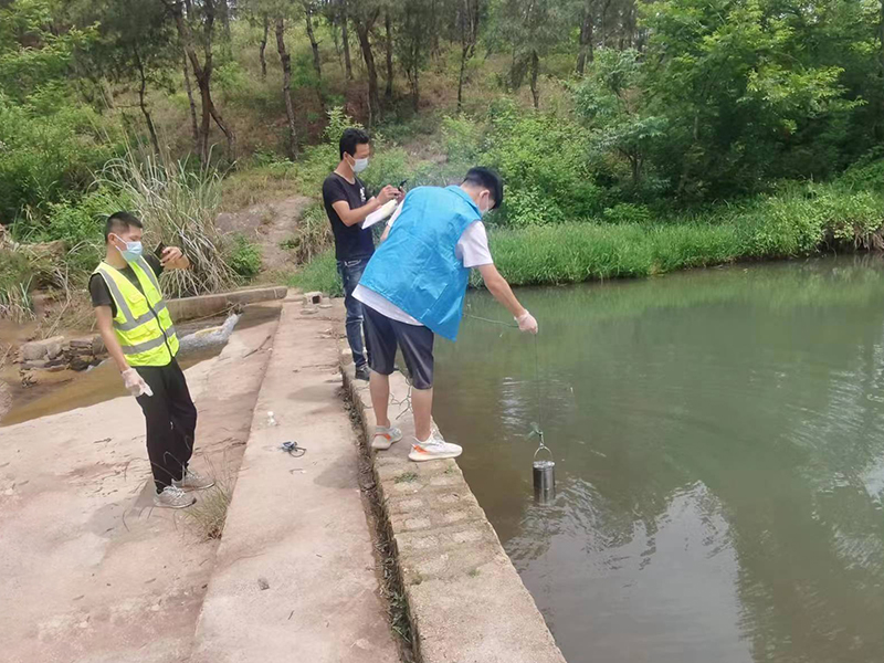 審計人員對河道水質進行實地取樣現場。