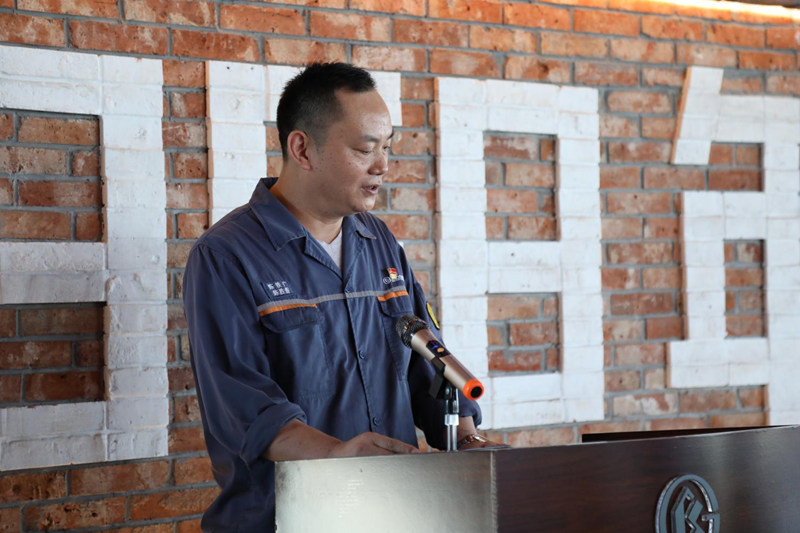武钢有限炼铁厂炉前总技师陈胜香发言。