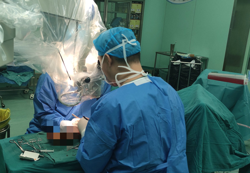 郭清皓副主任醫師為陸先生進行急診再植手術。