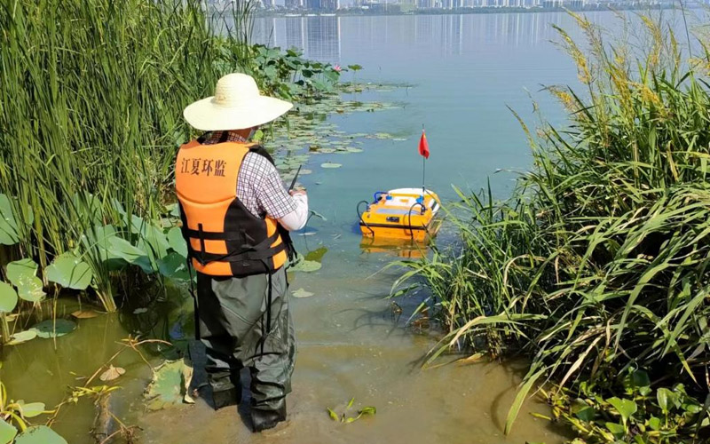 武汉市江夏区生态环境监测站工作人员操作自动采样船。