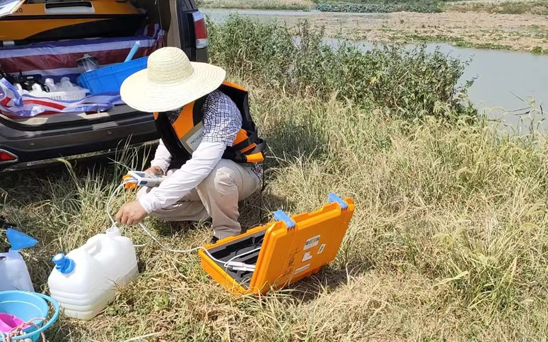 武汉市江夏区生态环境监测站工作人员测定水质参数。