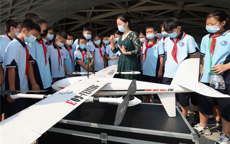 湖北省襄阳市科技馆，工作人员向学生介绍无人机工作原理。