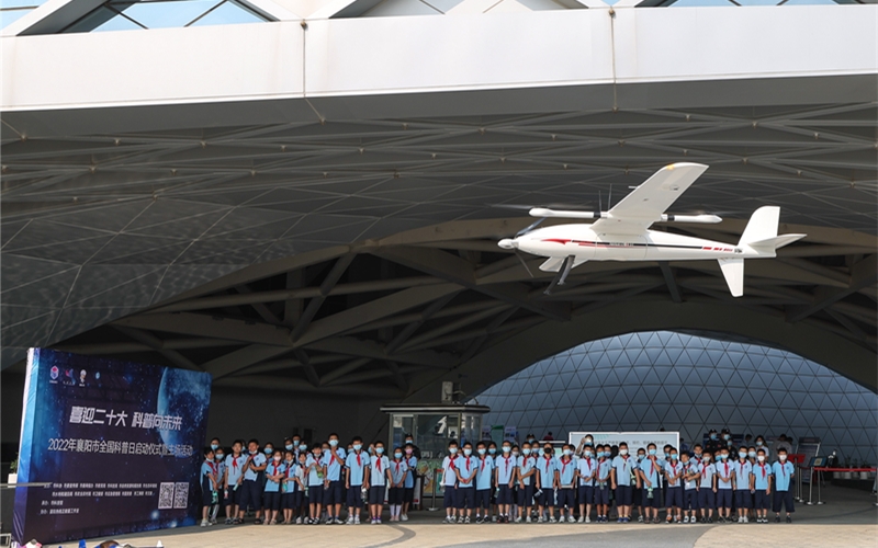 在湖北省襄阳市科技馆，工作人员向学生演示无人机飞行技巧。