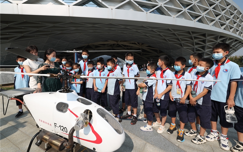 湖北省襄阳市科技馆，工作人员向学生介绍无人机工作原理。