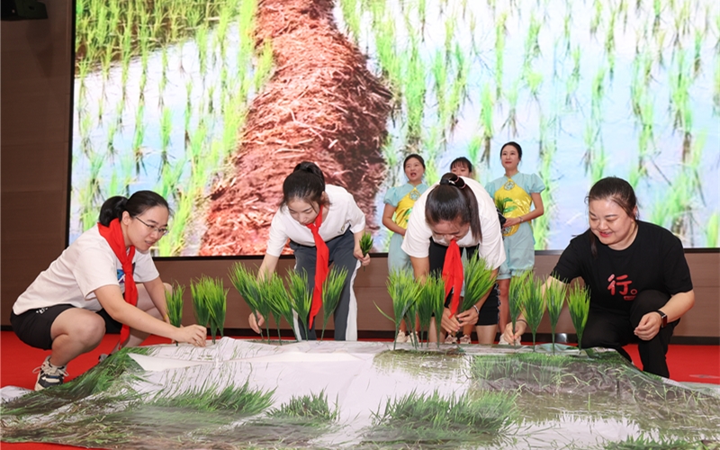 在湖北省襄阳市科技馆，工作人员表演原创科普剧介绍水稻的成长过程。