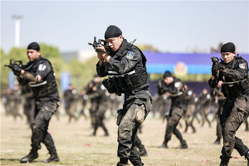 武漢警方舉行練兵比武暨社會面巡控一級勤務啟動儀式。