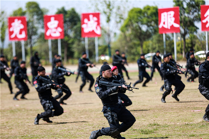 武漢警方舉行練兵比武暨社會面巡控一級勤務啟動儀式。