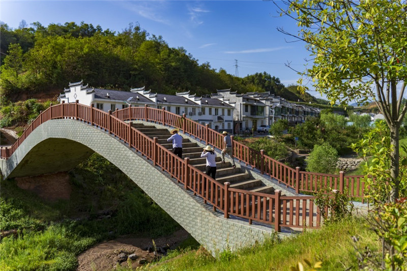 小东川村建起便民桥。