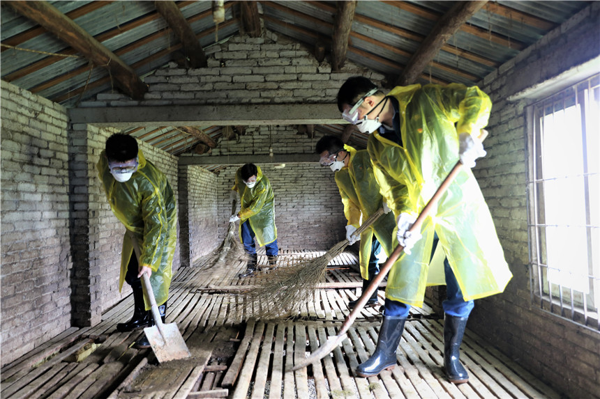 2021年5月，武汉卷烟厂志愿服务队为村民清洗羊圈