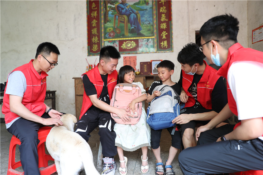 2021年6月，武汉卷烟厂团委走访帮扶脱贫户留守儿童，将书包、文具和书籍送到他们手中，并鼓励他们勤奋学习、茁壮成长。