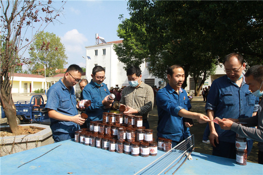 2020年9月，武汉卷烟厂基层党支部在汉楼村购买农产品