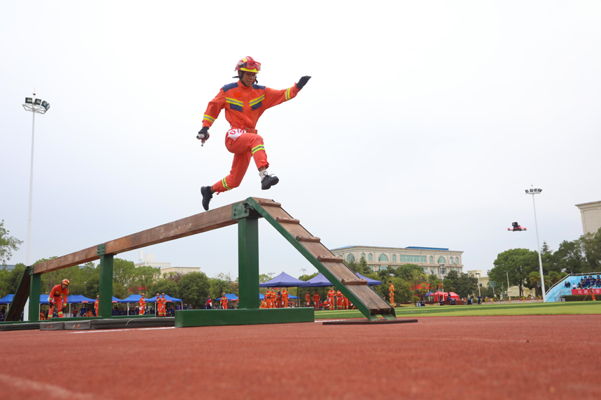 消防指战员正在进行4×100米消防接力比赛项目。张岩岩摄