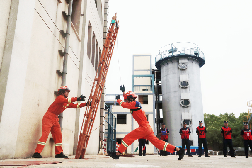 消防指戰員正在進行60米肩梯登樓比賽項目。郭敬仁攝